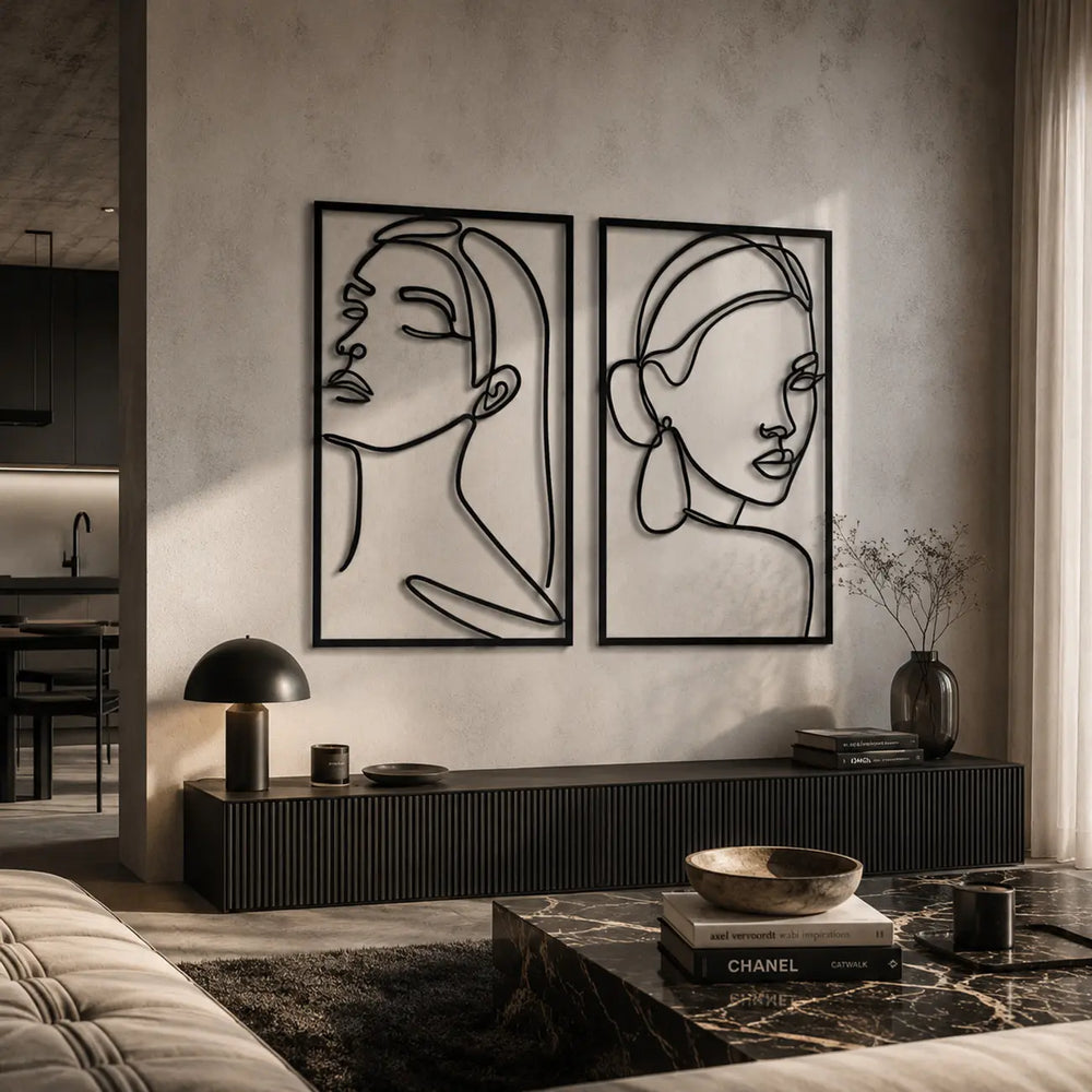 Stijlvolle set van 2 abstracte vrouwen line art wanddecoratie perfect geplaatst boven het tv-meubel in de woonkamer. Stylish set of 2 abstract women line art wall decor perfectly placed above the TV unit in the living room.
