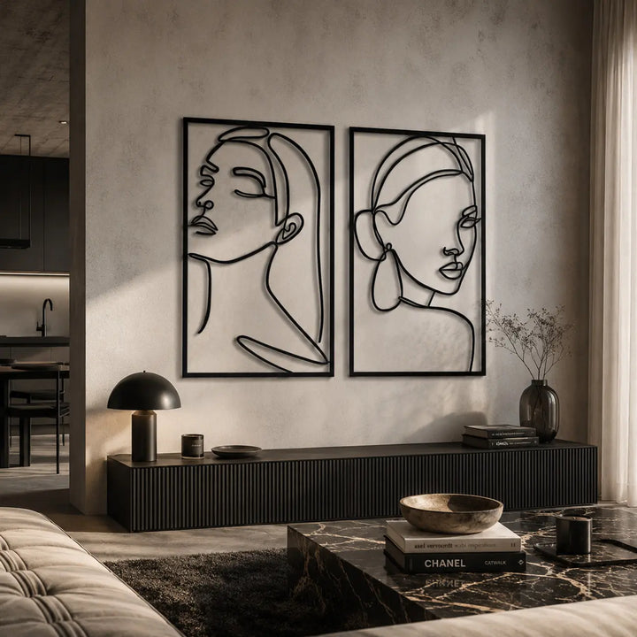 Stijlvolle set van 2 abstracte vrouwen line art wanddecoratie perfect geplaatst boven het tv-meubel in de woonkamer. Stylish set of 2 abstract women line art wall decor perfectly placed above the TV unit in the living room.