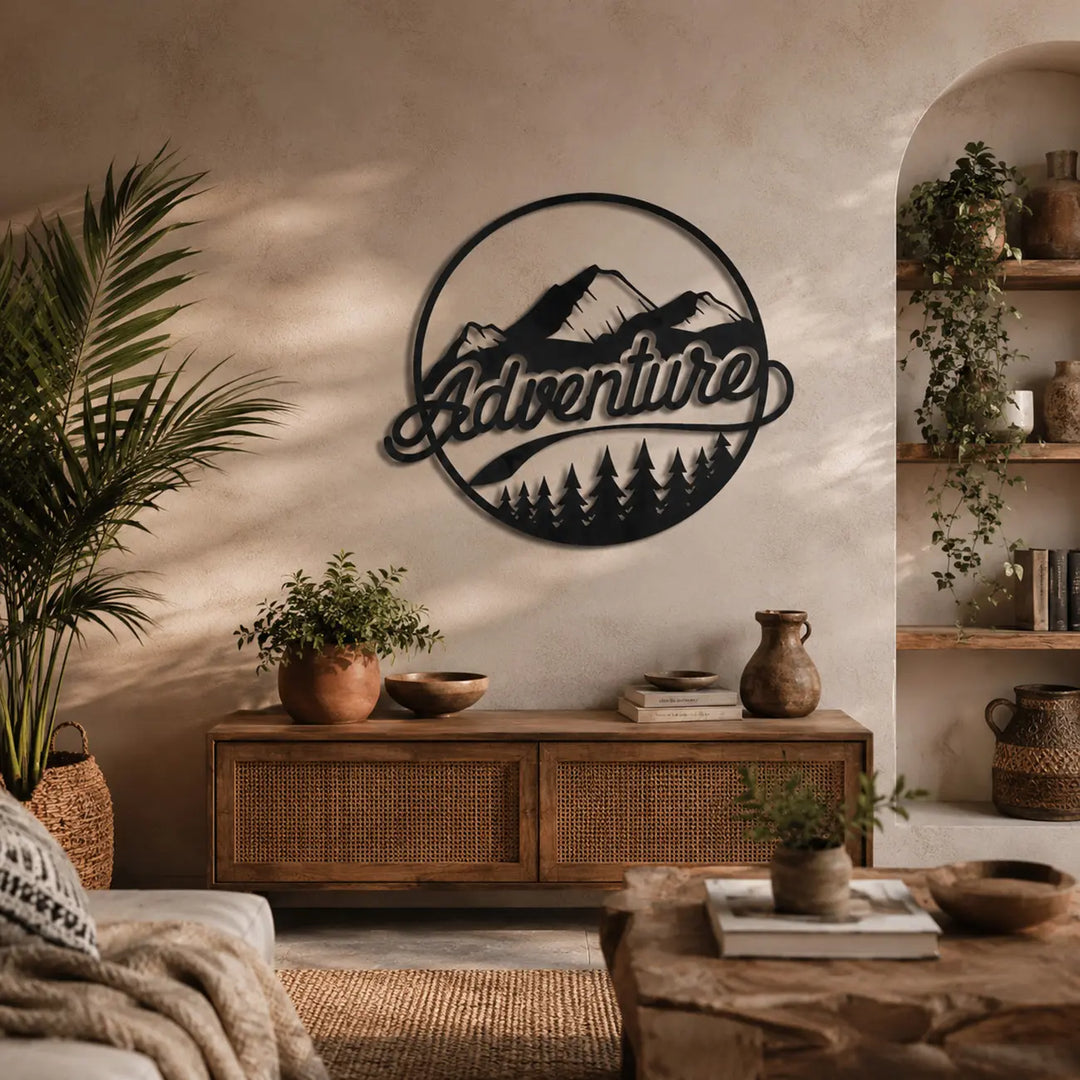 Inspirerende 'Adventure' metalen wanddecoratie in de woonkamer. Inspiring 'Adventure' metal wall decor in the living room.