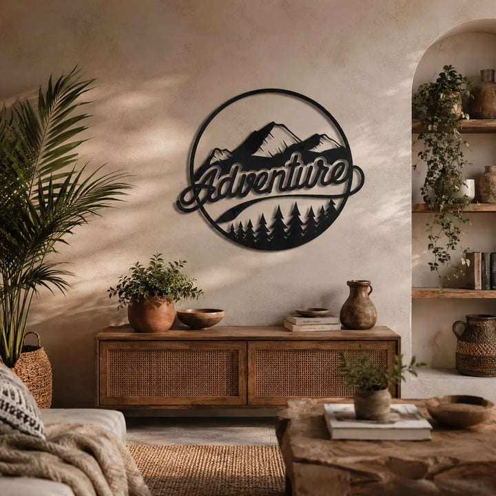 Inspirerende 'Adventure' metalen wanddecoratie in de woonkamer. Inspiring 'Adventure' metal wall decor in the living room.