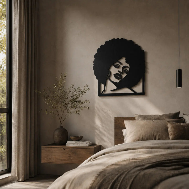 Stijlvolle metalen wanddecoratie van een afro vrouw, perfect gepositioneerd boven het bed in een sfeervolle slaapkamer. Stylish metal wall decor of an afro woman, perfectly positioned above the bed in a cozy bedroom.