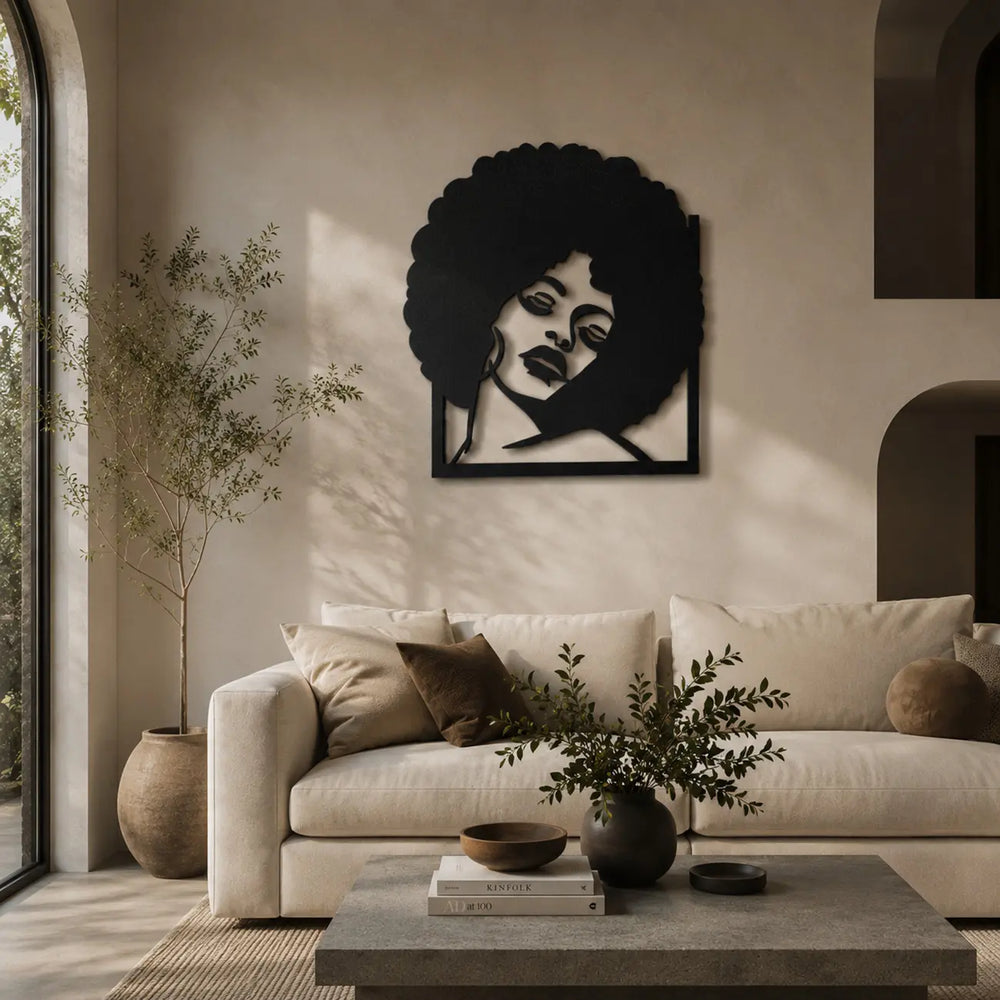 Prachtige metalen wanddecoratie van een vrouw met afro in een sfeervolle boho woonkamer. Beautiful metal wall decor of a woman with an afro in a cozy boho living room.