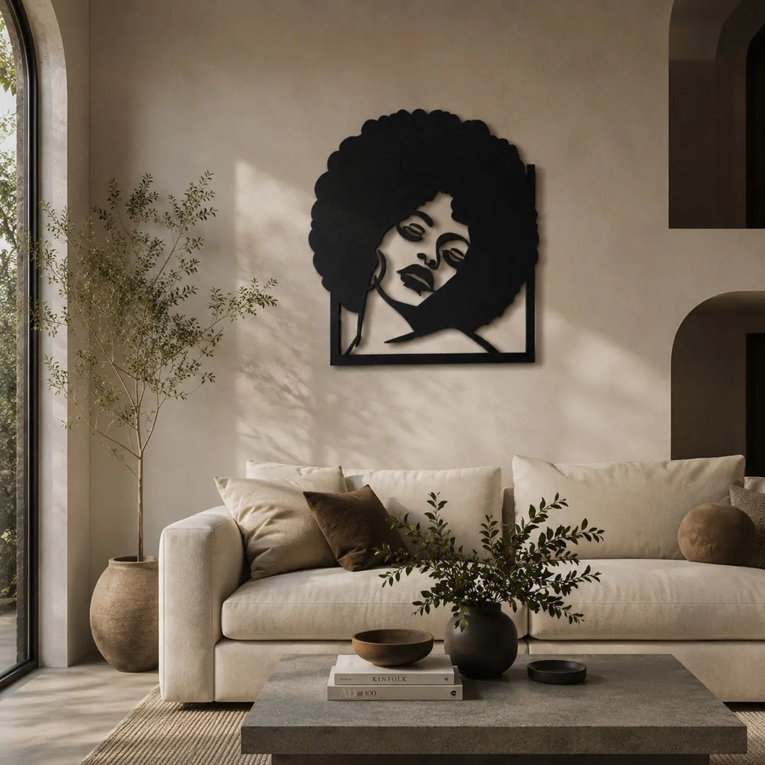 Prachtige metalen wanddecoratie van een vrouw met afro in een sfeervolle boho woonkamer. Beautiful metal wall decor of a woman with an afro in a cozy boho living room.