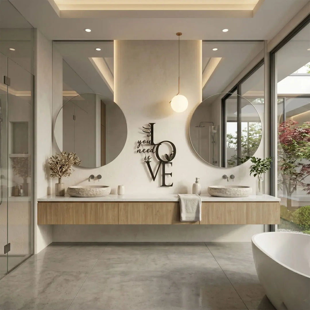 Romantische metalen wanddecoratie 'All You Need Is Love' in de badkamer. Romantic bathroom metal wall decor with love quote.