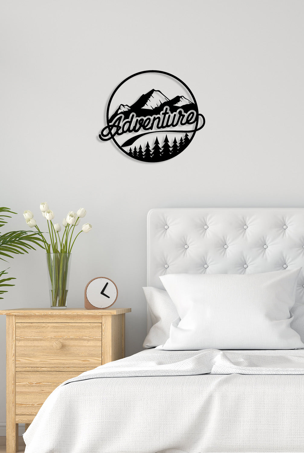 Droom over nieuwe reizen met de 'Adventure' wanddecoratie in de slaapkamer. Dream of new travels with the 'Adventure' wall decor in the bedroom.