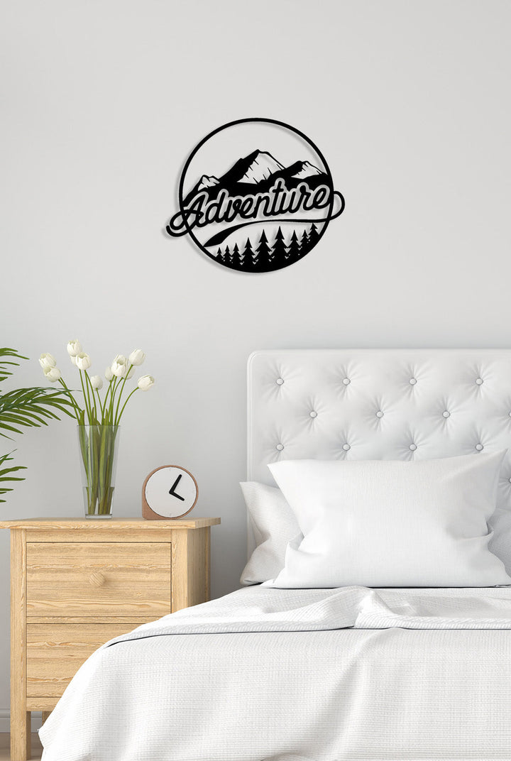 Droom over nieuwe reizen met de 'Adventure' wanddecoratie in de slaapkamer. Dream of new travels with the 'Adventure' wall decor in the bedroom.