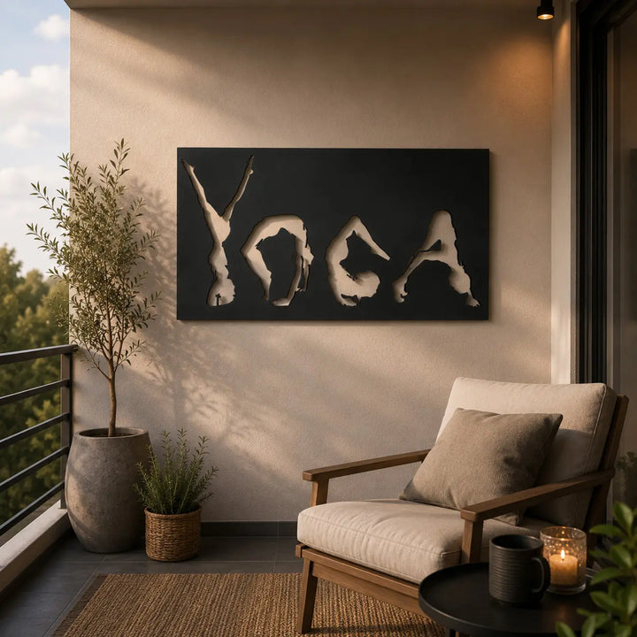 Zwarte metalen wanddecoratie met yoga houdingen en tekst, sfeervol hangend aan een muur op een gezellig balkon ingericht voor outdoor yoga.