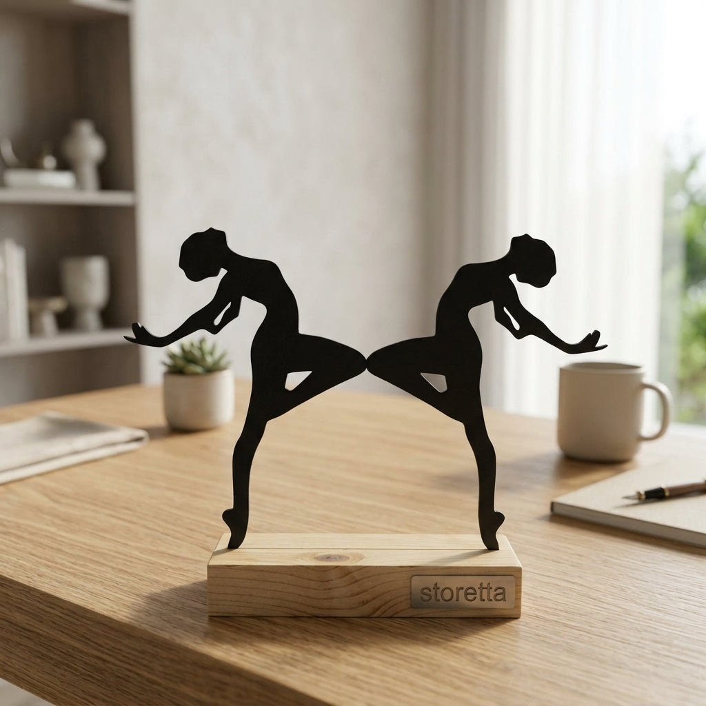 Twee ballerina's beeldje op sokkel met dynamische en gracieuze houdingen voor dressoir of vensterbank.