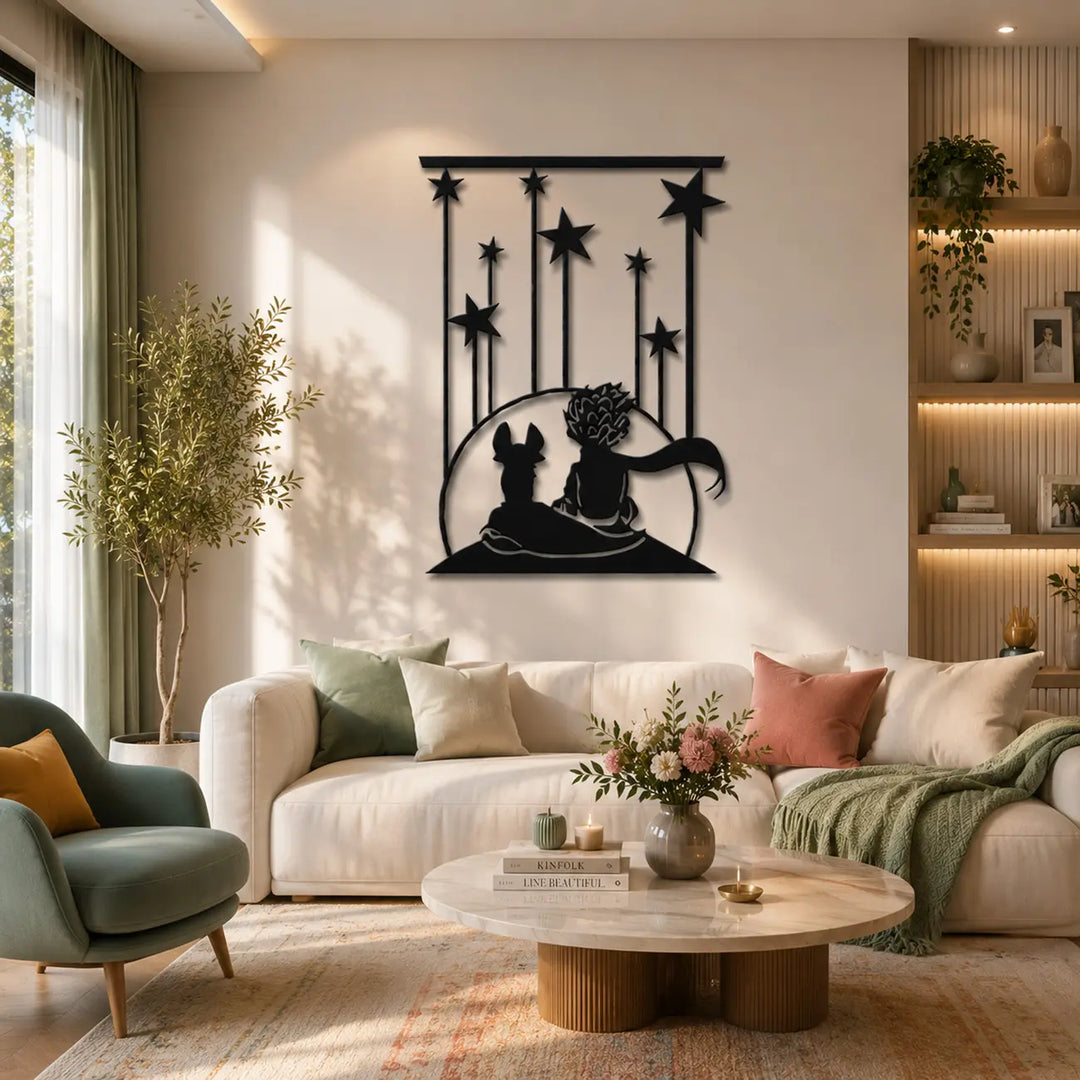 Stijlvolle en betekenisvolle zwarte metalen wanddecoratie van De Kleine Prins. Een literaire en nostalgische eyecatcher voor boven de bank in een moderne woonkamer.
