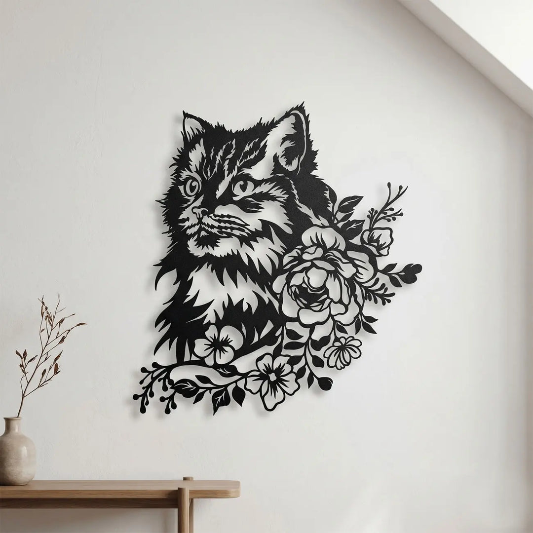 Verwelkom uw gasten direct met deze unieke metalen wandkunst van een bloemen kat, een stijlvolle toevoeging aan uw hal of entree.