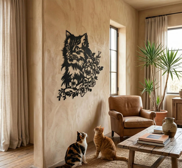 Sfeervolle zwarte metalen wanddecoratie van een kat met bloemen, een prachtige eyecatcher voor in de woonkamer.