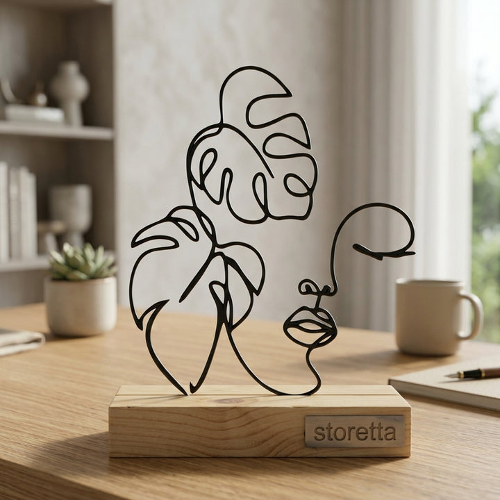 Botanisch gezicht beeldje op sokkel met vloeiende stalen lijnen voor dressoir, kaptafel of vensterbank.