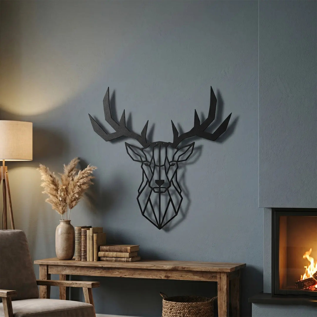 Geometrische herten wanddecoratie van metaal in een natuurlijke woonkamer. Breng de natuur naar binnen met een strak en modern design.