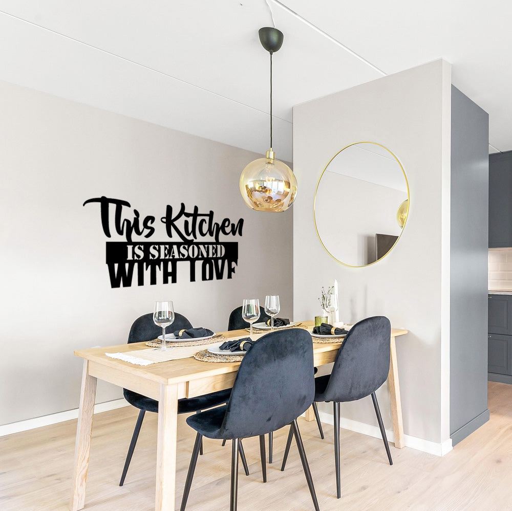 Zwarte metalen wandtekst over koken en liefde voor boven de eettafel. Een sfeervolle, liefdevolle eyecatcher voor tijdens het familiediner.