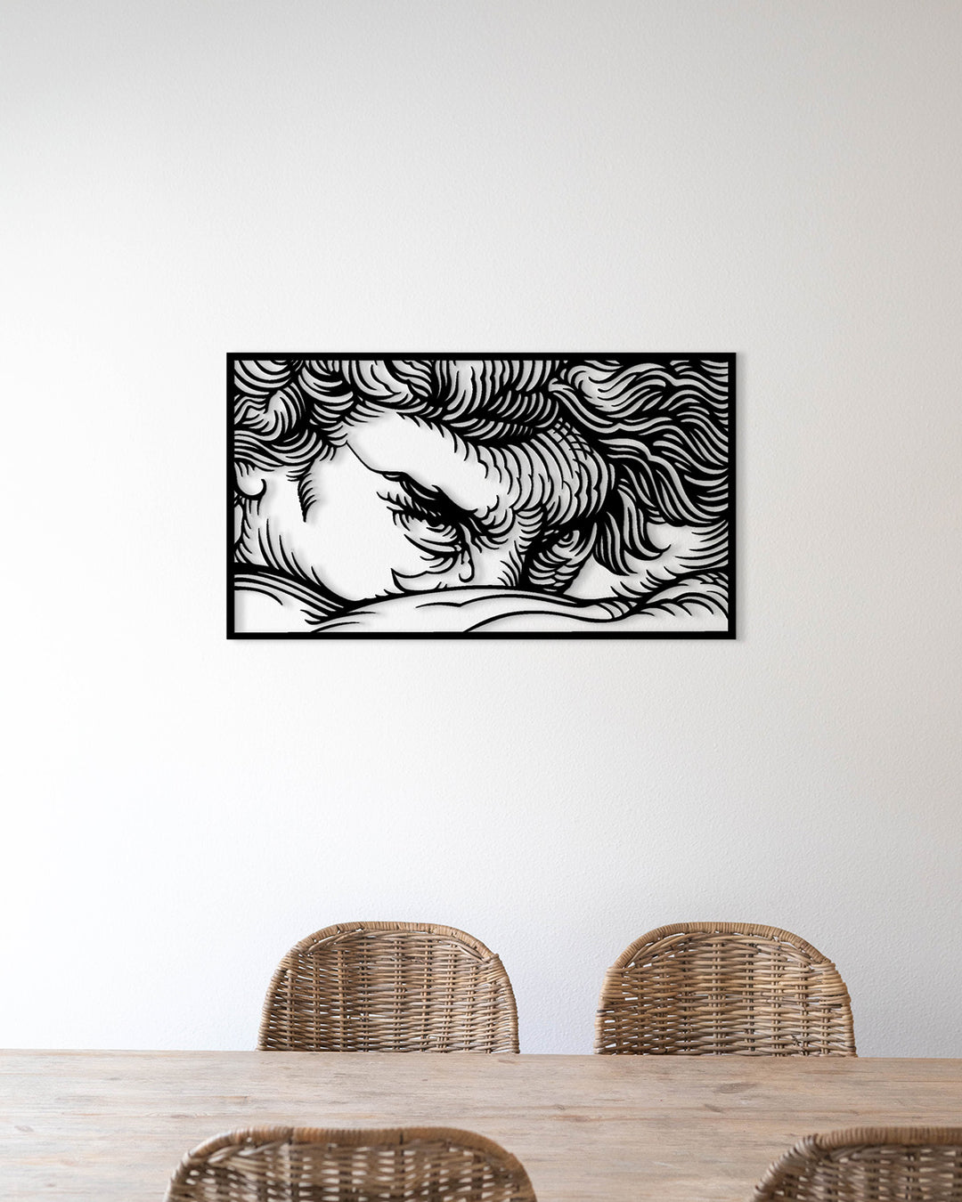 Sfeervolle metalen wanddecoratie 'Gevallen Engel' van Alexandre Cabanel boven de eettafel voor een artistiek diner. Atmospheric metal wall decor 'Fallen Angel' by Alexandre Cabanel above the dining table for an artistic dinner setting.