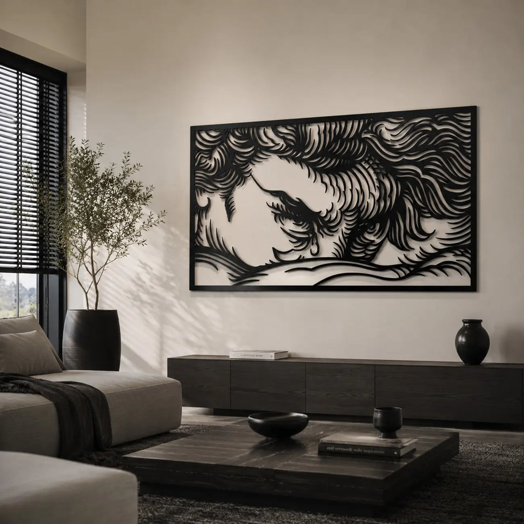 Dramatische 'Gevallen Engel' ogen wanddecoratie in een klassiek of modern woonkamer interieur. Dramatic 'Fallen Angel' eyes metal wall art in a classic or modern living room.