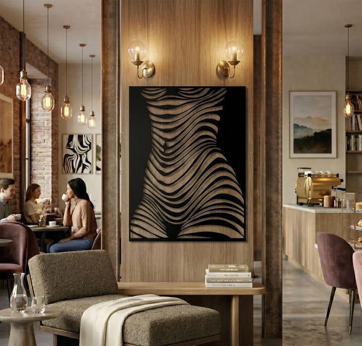 Stijlvolle abstracte vrouwelijke torso wanddecoratie voor een modern cafe interieur. Stylish abstract female torso wall decor for a modern cafe interior.