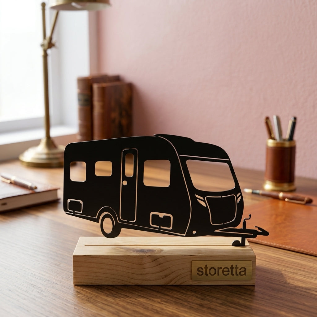 De Caravan - Zwart metalen ornament op massief houten voet als nostalgische bureaudecoratie.