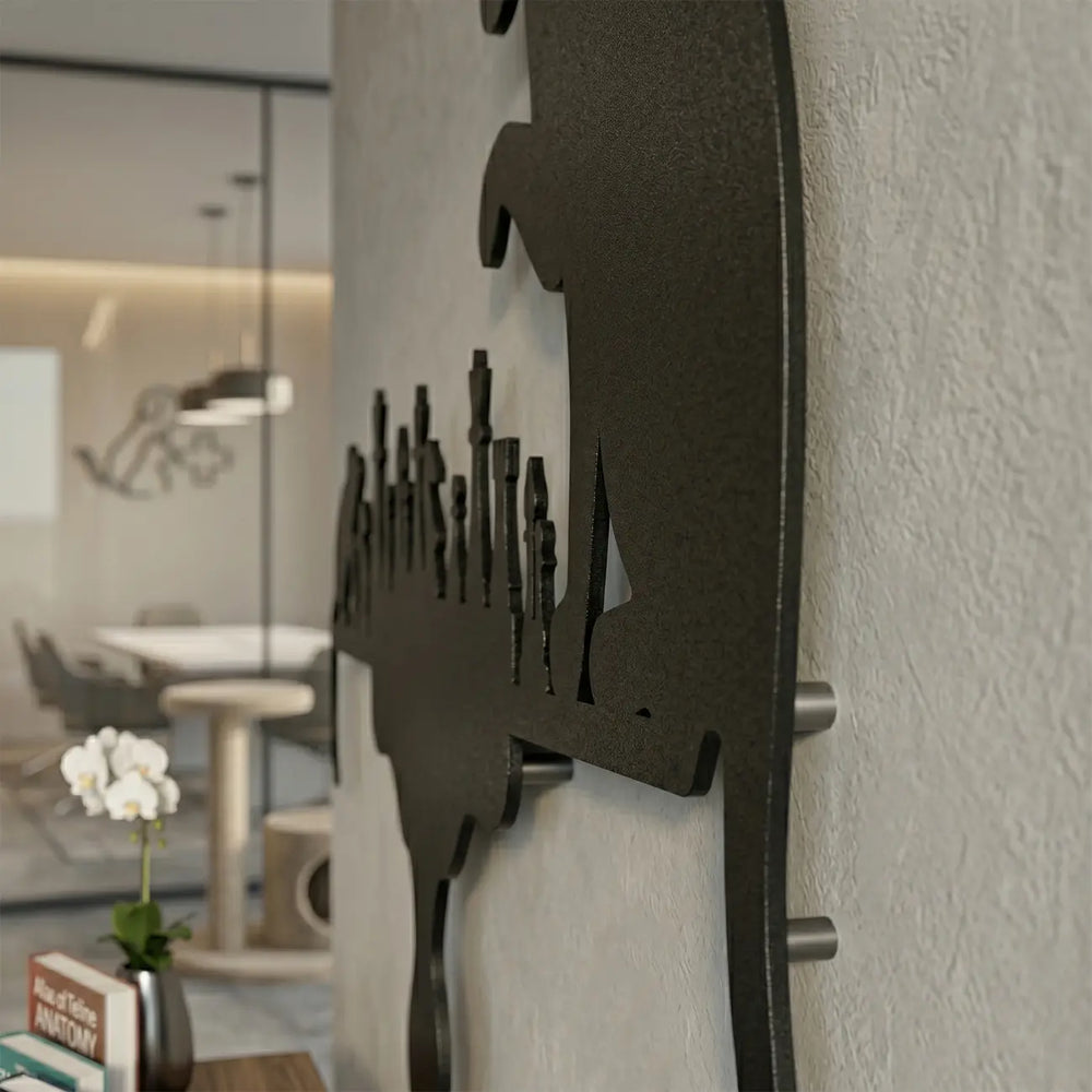Detailopname van de Chess Rivals metalen wanddecoratie met kat en muis. Toont het matte zwarte metaal en het zwevende 3D schaduweffect op de muur.