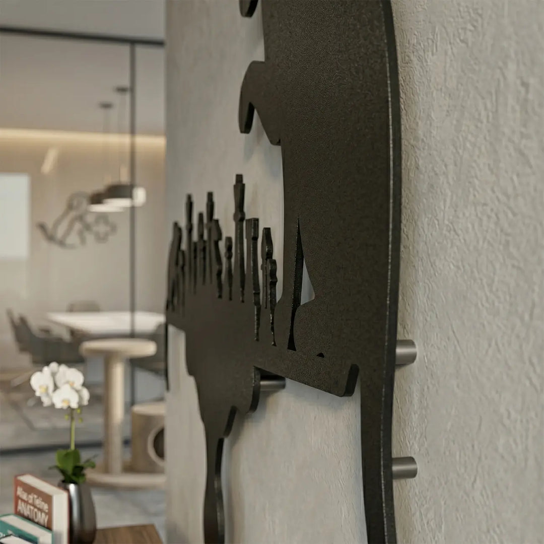 Detailopname van de Chess Rivals metalen wanddecoratie met kat en muis. Toont het matte zwarte metaal en het zwevende 3D schaduweffect op de muur.