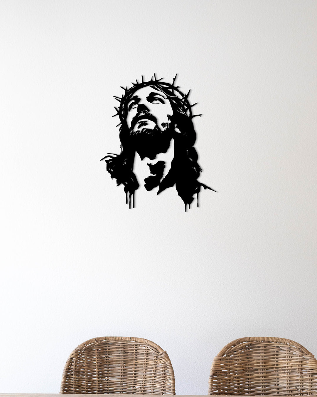 Zwarte metalen wanddecoratie van Jezus met doornenkroon voor boven de eettafel. Een betekenisvol kunstwerk dat een warme, spirituele sfeer en dankbaarheid brengt in de eetkamer.