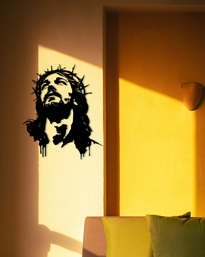 Sfeervolle metalen wanddecoratie van Jezus met doornenkroon. Een prachtige, betekenisvolle toevoeging die perfect past in een alledaagse, warme en gezellige woonkamer.
