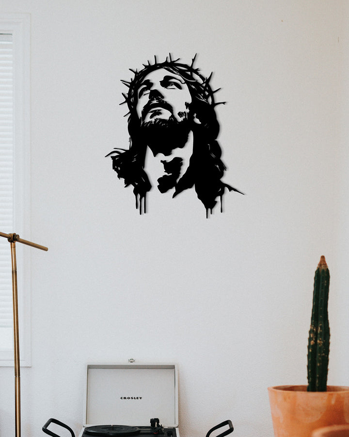 Zwarte metalen wanddecoratie van Jezus in line art stijl. Een rustgevende en spirituele toevoeging voor een sfeervolle zithoek of leeshoek in de woonkamer.