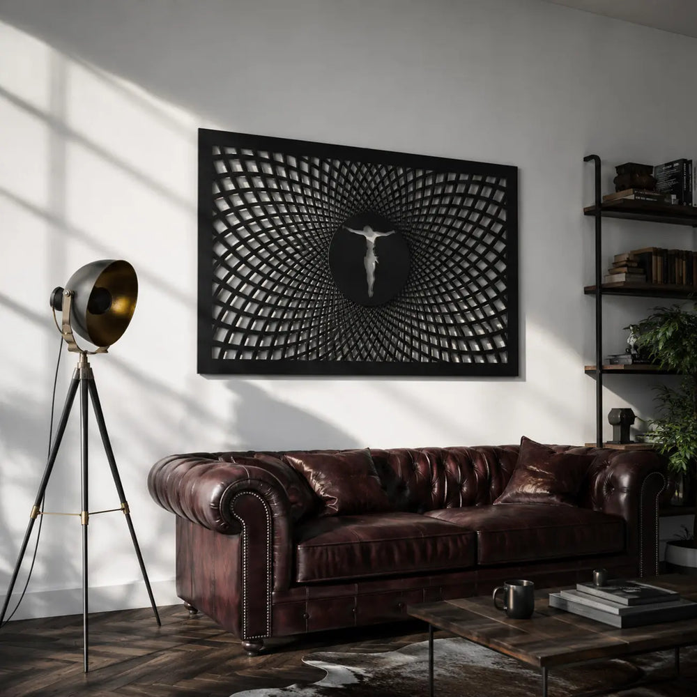 Modern metalen kruis hangend boven de bank in een stijlvolle woonkamer.