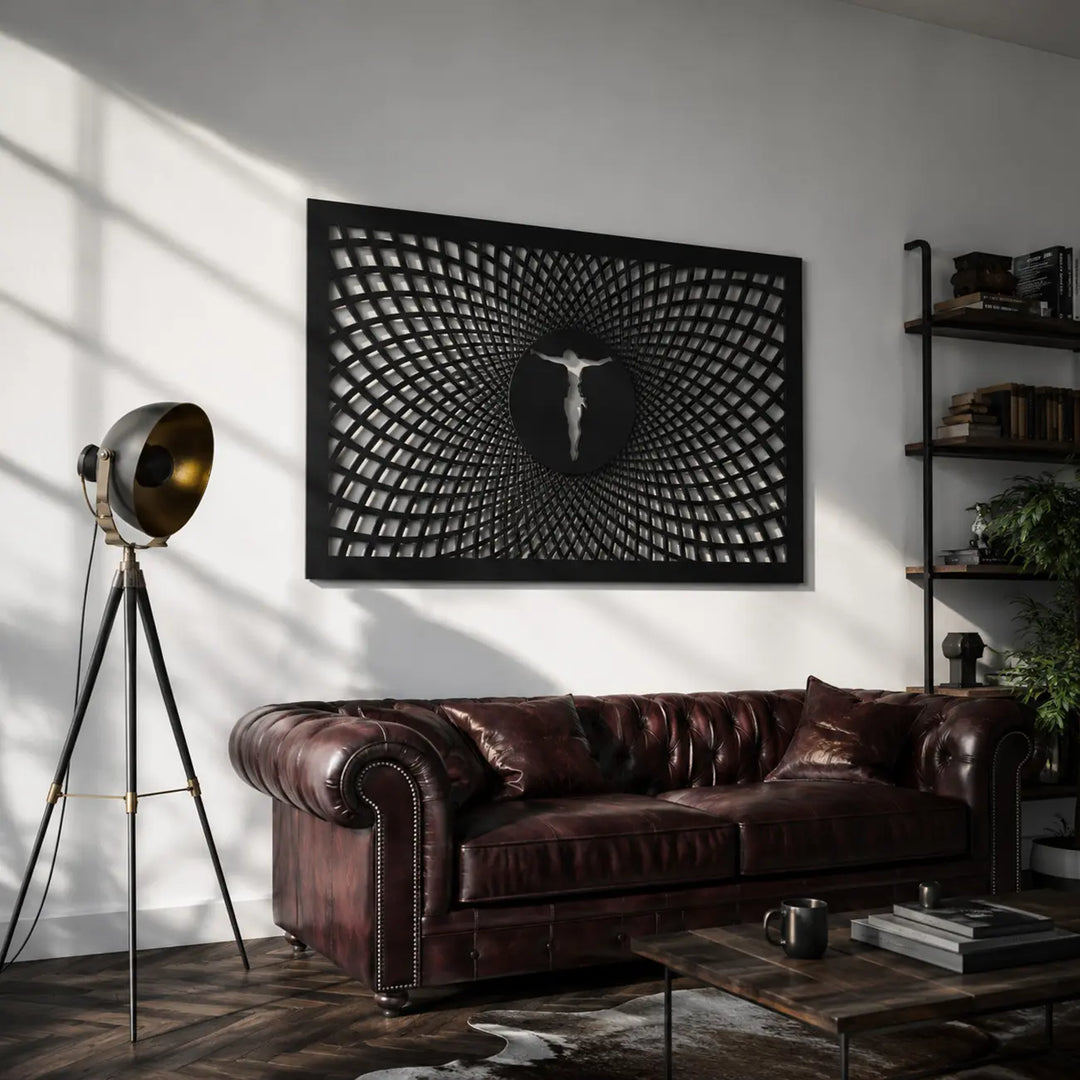 Modern metalen kruis hangend boven de bank in een stijlvolle woonkamer.