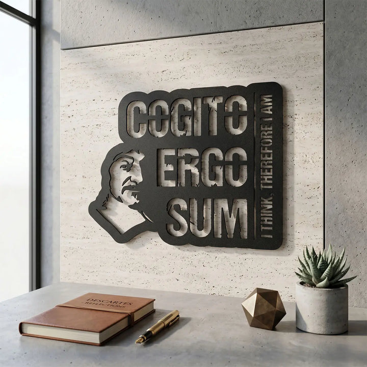 Moderne matzwarte metalen wanddecoratie 'Cogito Ergo Sum' voor in het kantoor. Modern office wall art with philosophical quote.