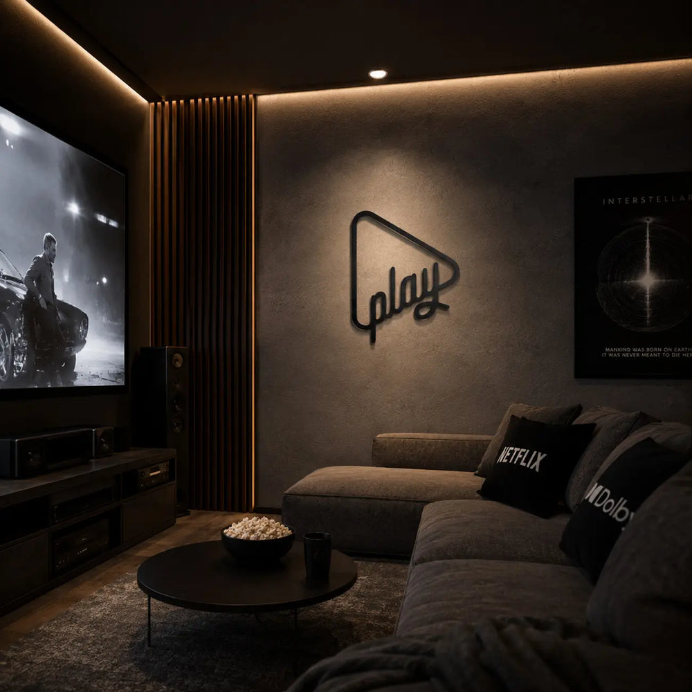 Motiverende zwarte metalen 'Just Play' tekst aan de muur in een creatief kantoor of studio. Strak design voor een moderne werkplek.
