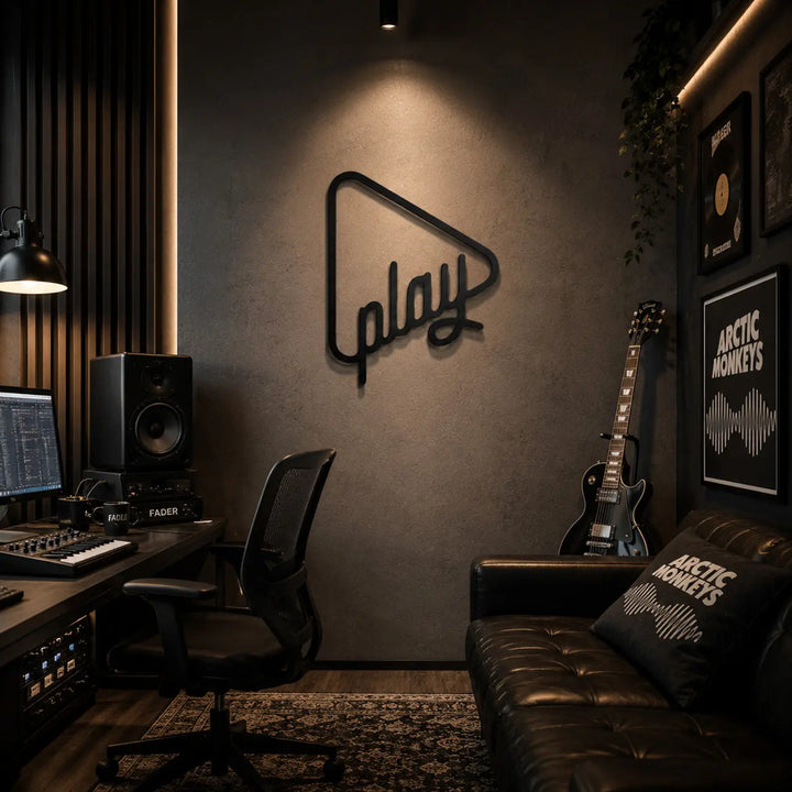 Motiverende zwarte metalen 'Just Play' tekst aan de muur in een creatief kantoor of studio. Strak design voor een moderne werkplek.