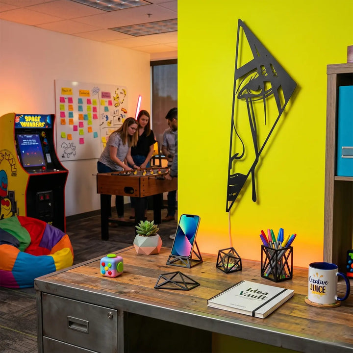 Creatieve en inspirerende kantoorinrichting met metalen wanddecoratie. Fun and dynamic geometric face wall art sparking creativity and inspiration in a modern workspace environment.