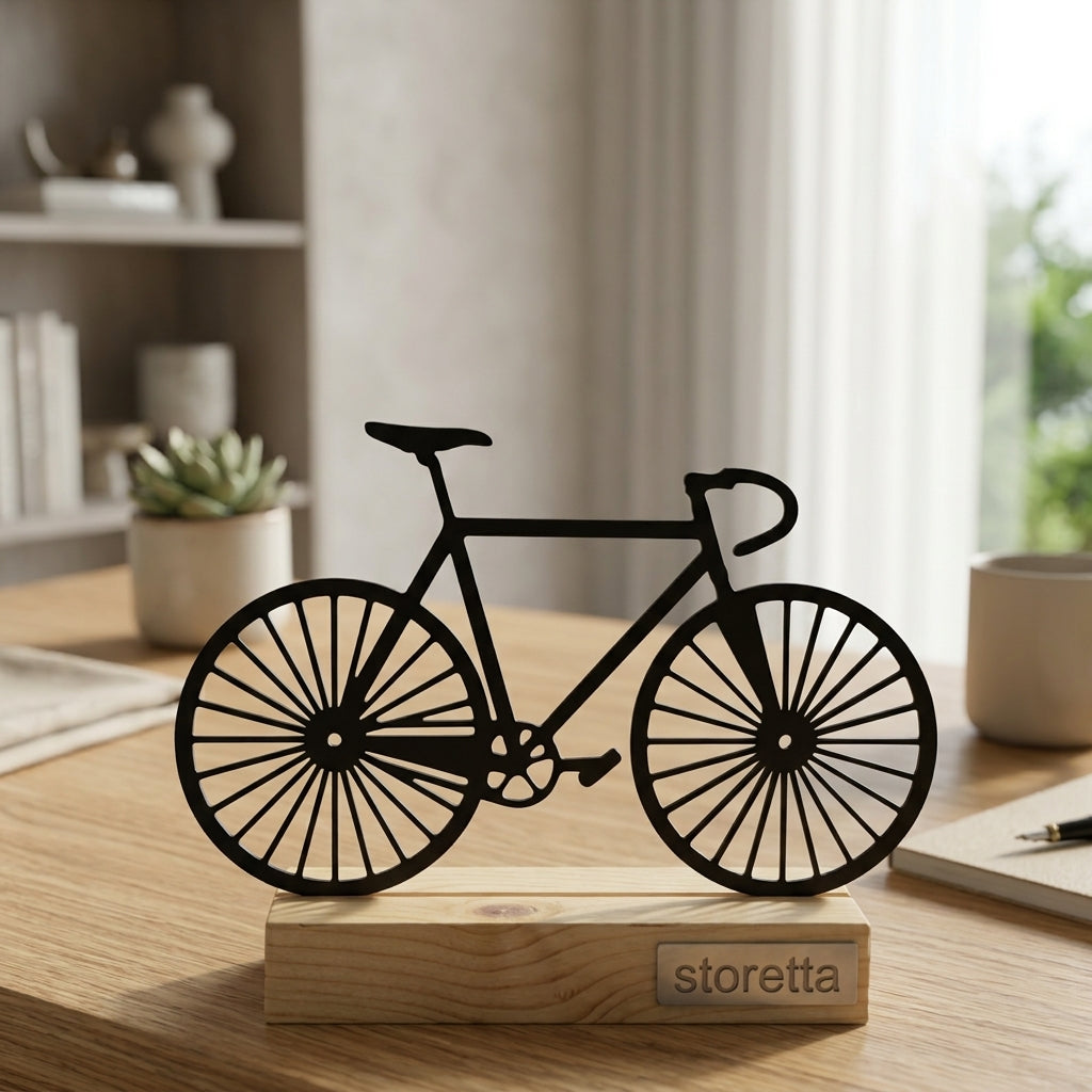 Minimalistisch metalen fiets sculptuur op houten voet, ideaal als bureau accessoire.
