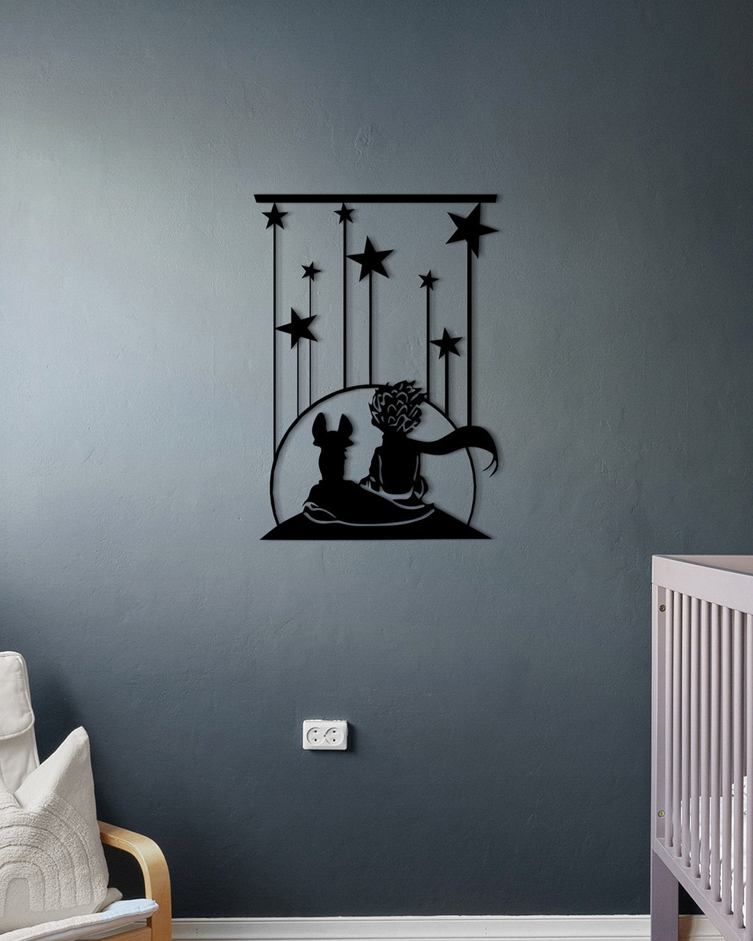 Magische metalen wanddecoratie van De Kleine Prins en de vos, perfect voor een dromerige en veilige sfeer in de babykamer.