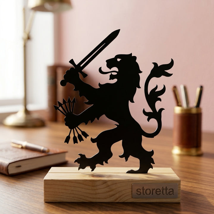 De Nederlandse Leeuw - Zwart metalen ornament op houten voet als krachtige bureaudecoratie.
