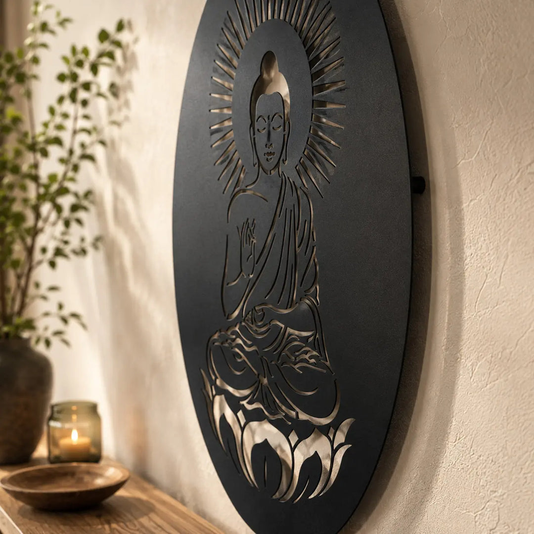 Ontdek de premium kwaliteit van de Boeddha Aura wanddecoratie. Krasvast matzwart metaal met een betoverend 3D-schaduweffect van de energiegolven op de muur.
