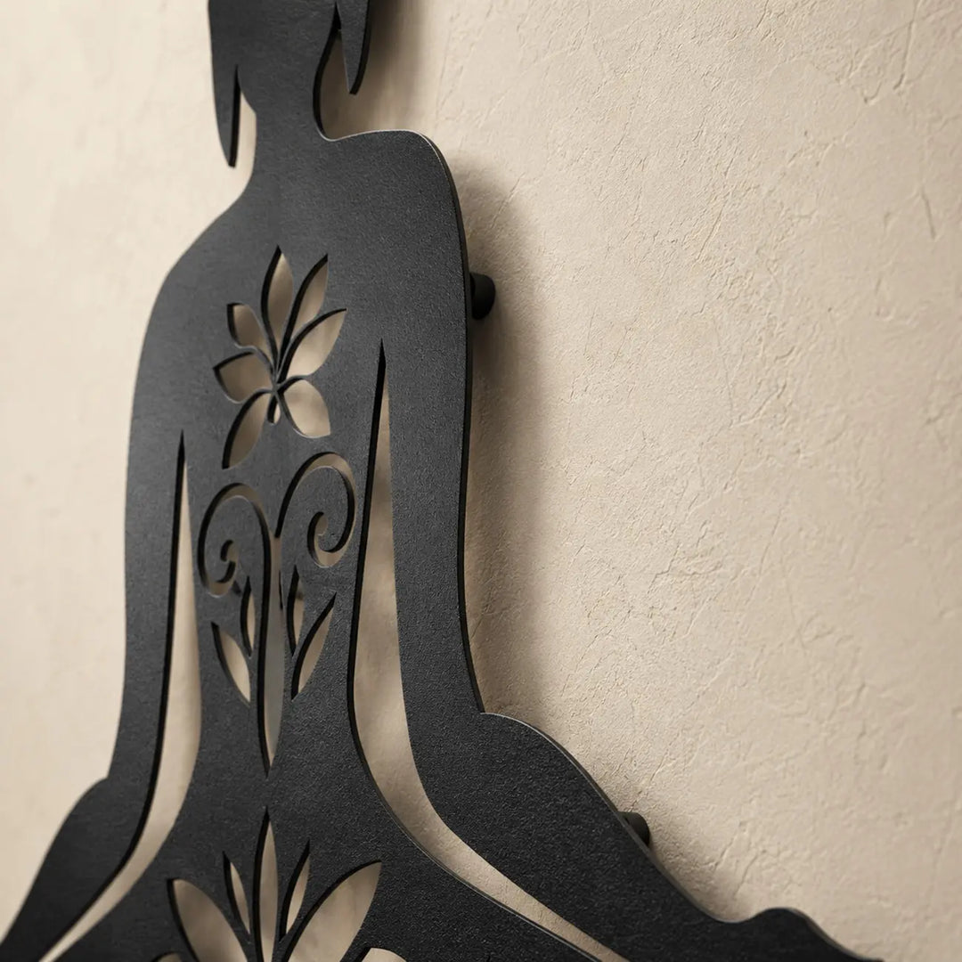 Close-up detail van de metalen Boeddha Lotus wanddecoratie, met een sterke focus op de 1.5mm precisie laser-uitsnede, premium matzwarte poedercoating en het 3D schaduweffect.