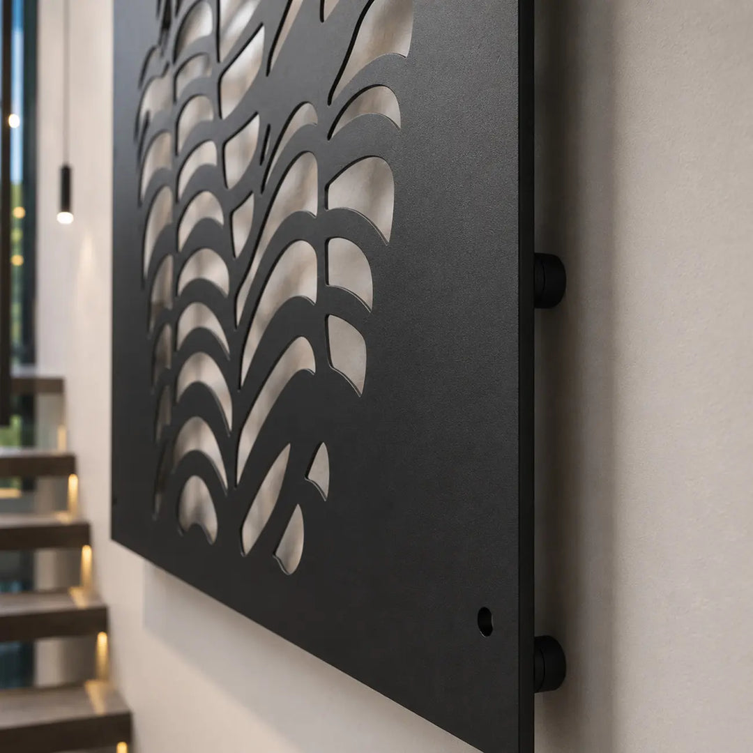 Bekijk de indrukwekkende details van de 'Shadow Woman'. Gemaakt van premium matzwart metaal met een betoverend 3D-schaduweffect op de muur.