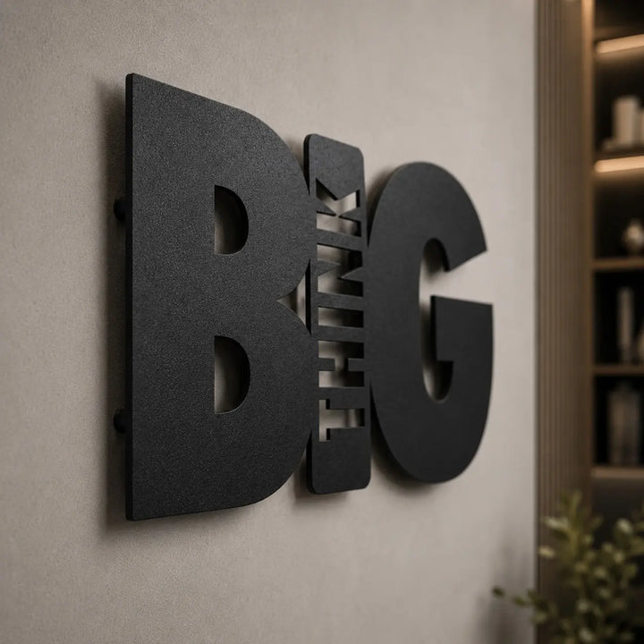 Ontdek de premium kwaliteit van onze typografie muurkunst. Gemaakt van 1.5mm staal met een matzwarte poedercoating en een motiverend 3D-schaduweffect.