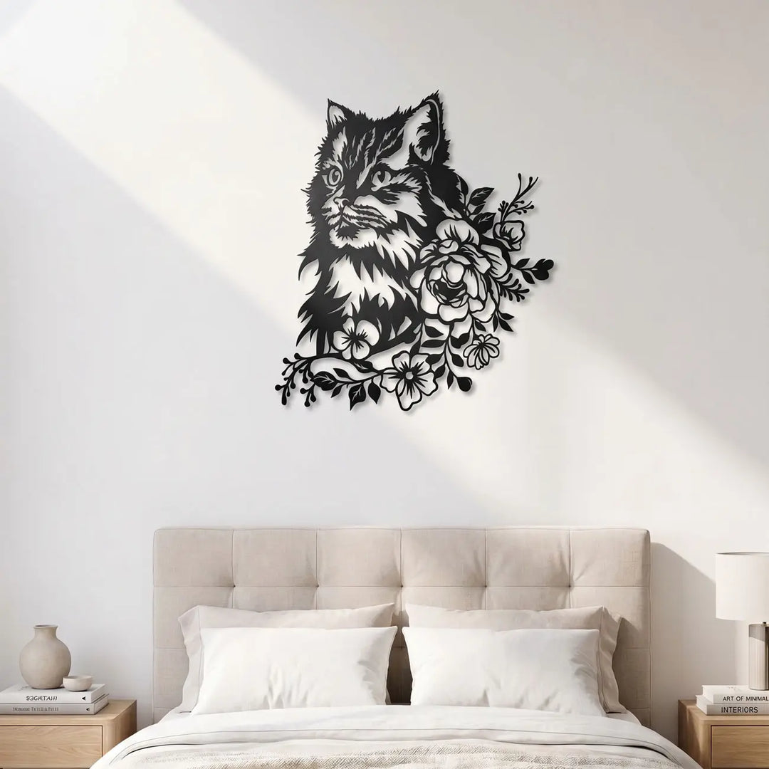 Zwarte metalen katten muurdecoratie 'Bloom Cat' in een gezellig slaapkamer interieur, de ultieme wandkunst voor dierenliefhebbers.