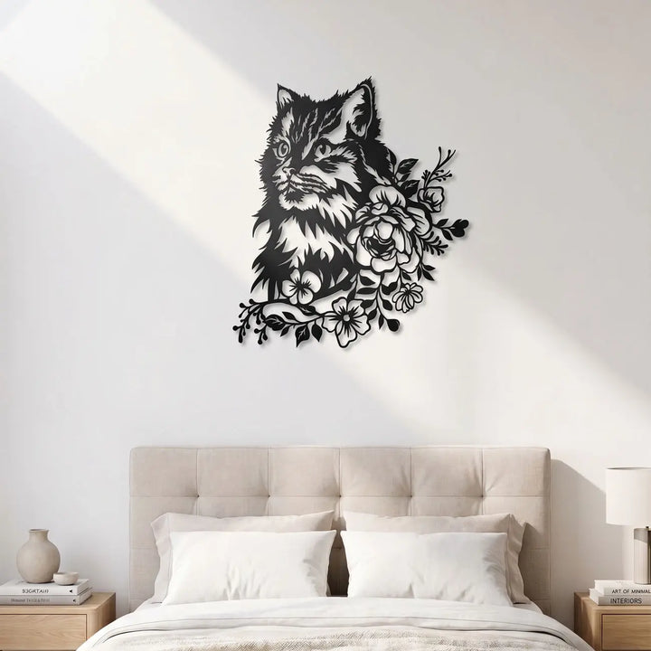 Zwarte metalen katten muurdecoratie 'Bloom Cat' in een gezellig slaapkamer interieur, de ultieme wandkunst voor dierenliefhebbers.