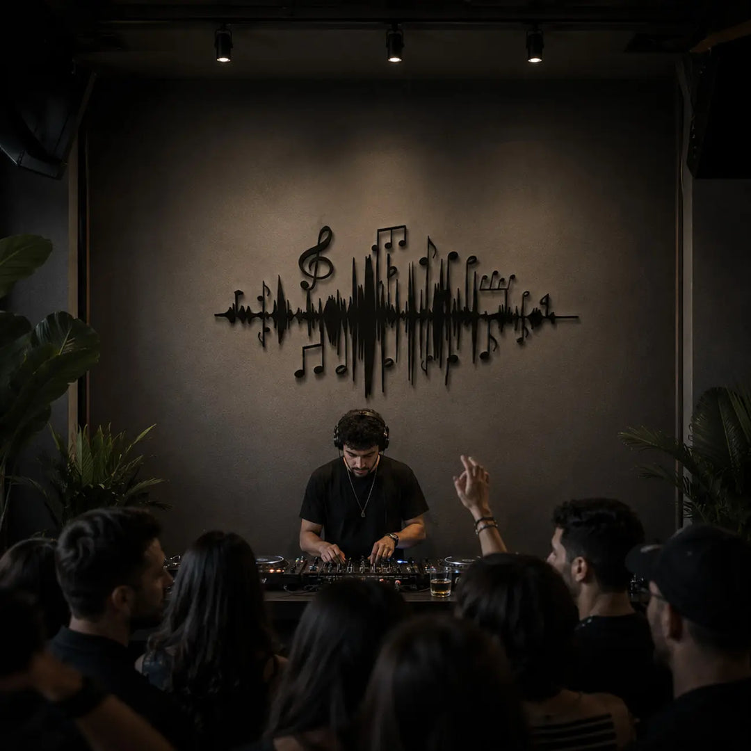 Zwarte metalen Rhythm Wave wanddecoratie, dynamisch hangend aan de muur als achtergrond achter een professionele DJ-booth.