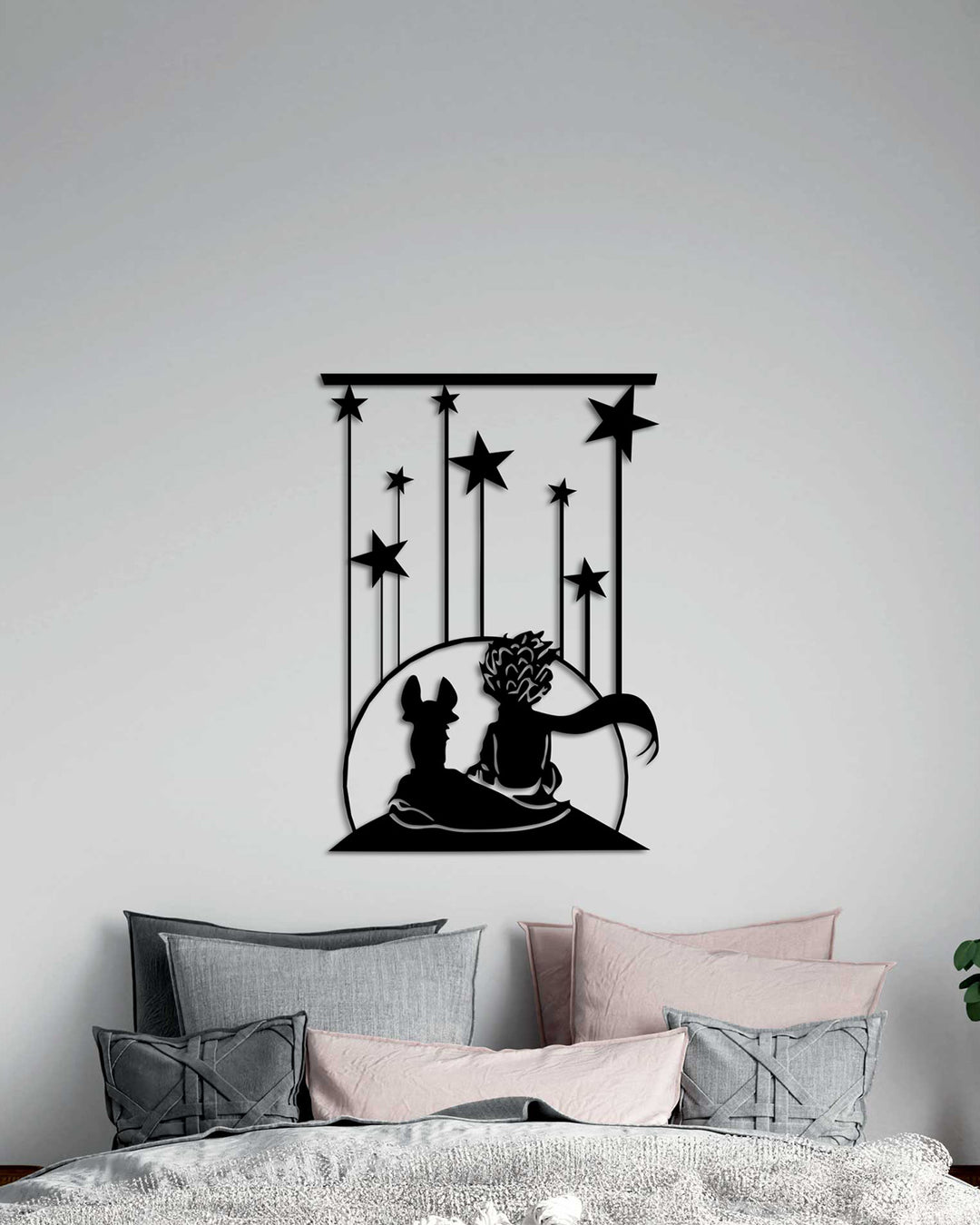 Dromerige zwarte metalen wanddecoratie van De Kleine Prins en de vos. Creëer een rustgevende en nostalgische sfeer boven het bed in uw slaapkamer.
