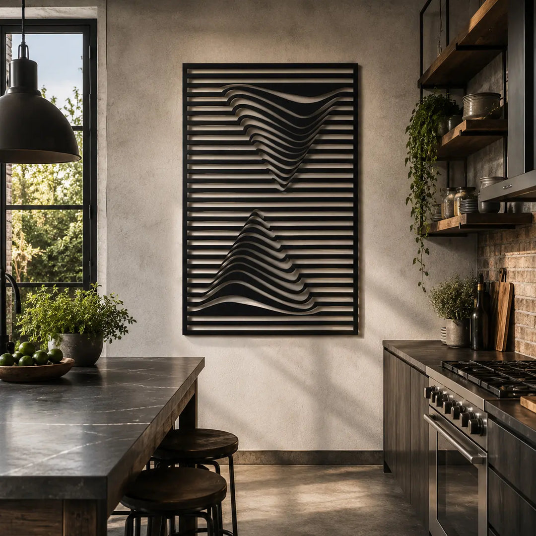 Zwarte abstracte metalen wanddecoratie Optical Wave, als stijlvolle eyecatcher hangend aan de muur boven een eettafel in een moderne eethoek.