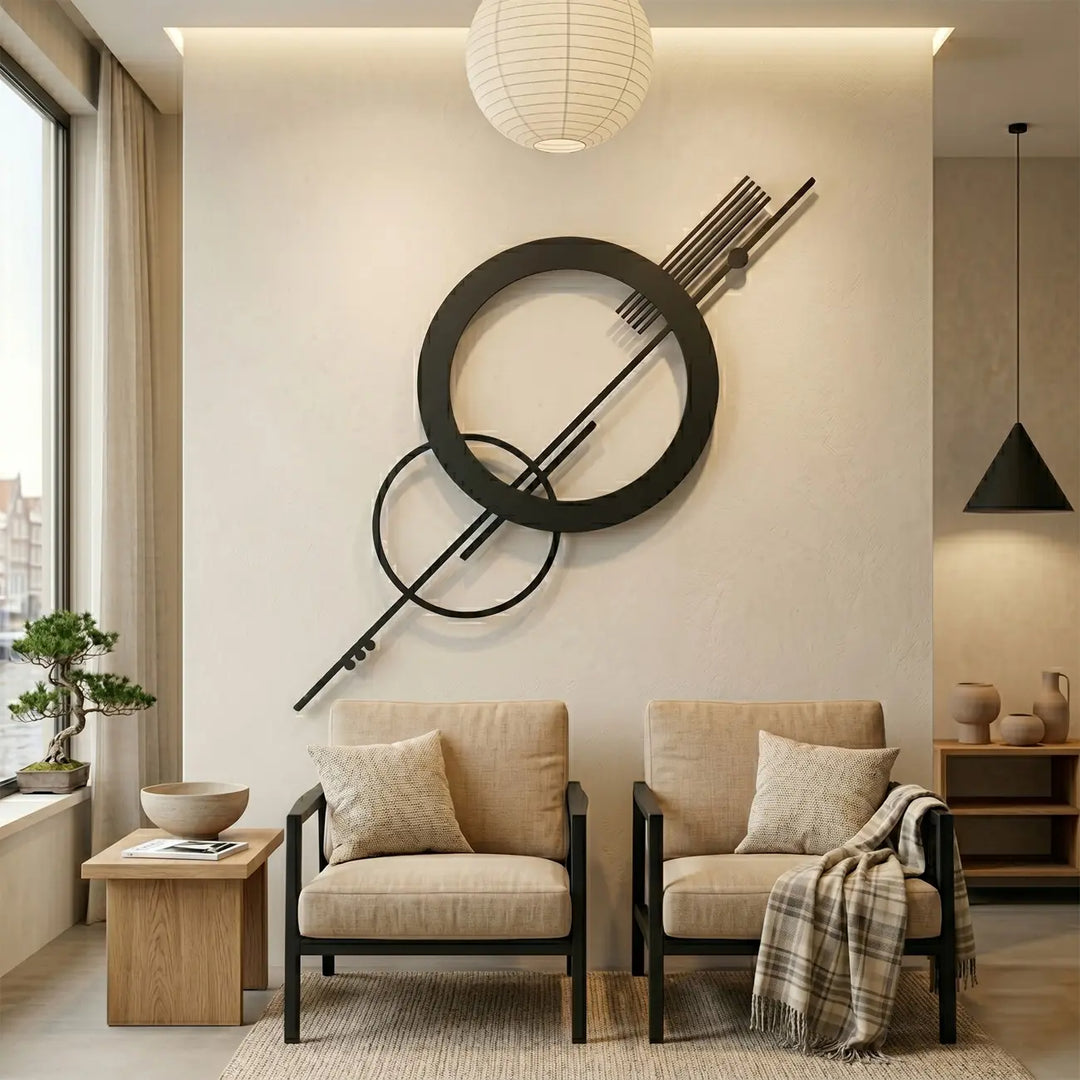 Abstracte metalen Bauhaus decoratie met cirkels in de woonkamer of eethoek. Creëert een dynamische en architectonische sfeer aan de muur.