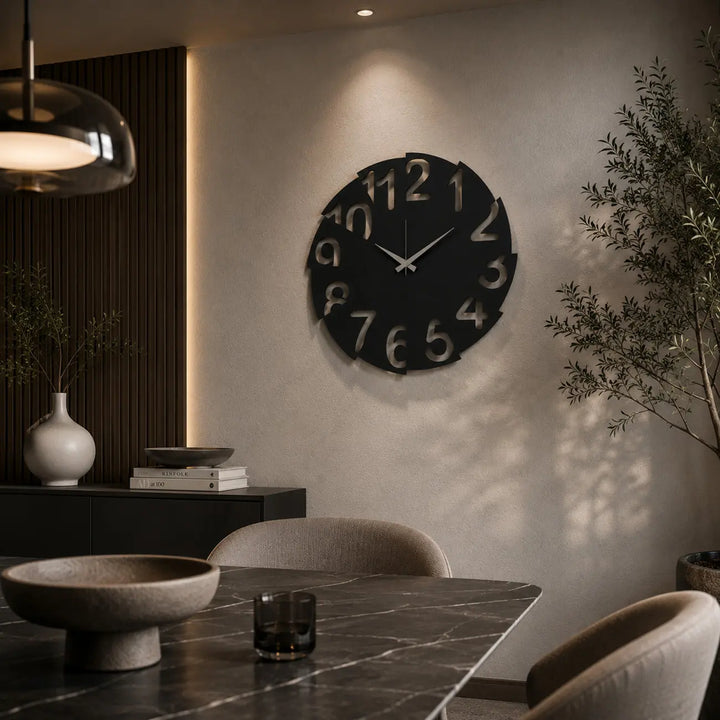 Geniet van lange diners en verlies de tijd niet uit het oog. Deze dynamische metalen wandklok staat prachtig aan de muur bij de eettafel.