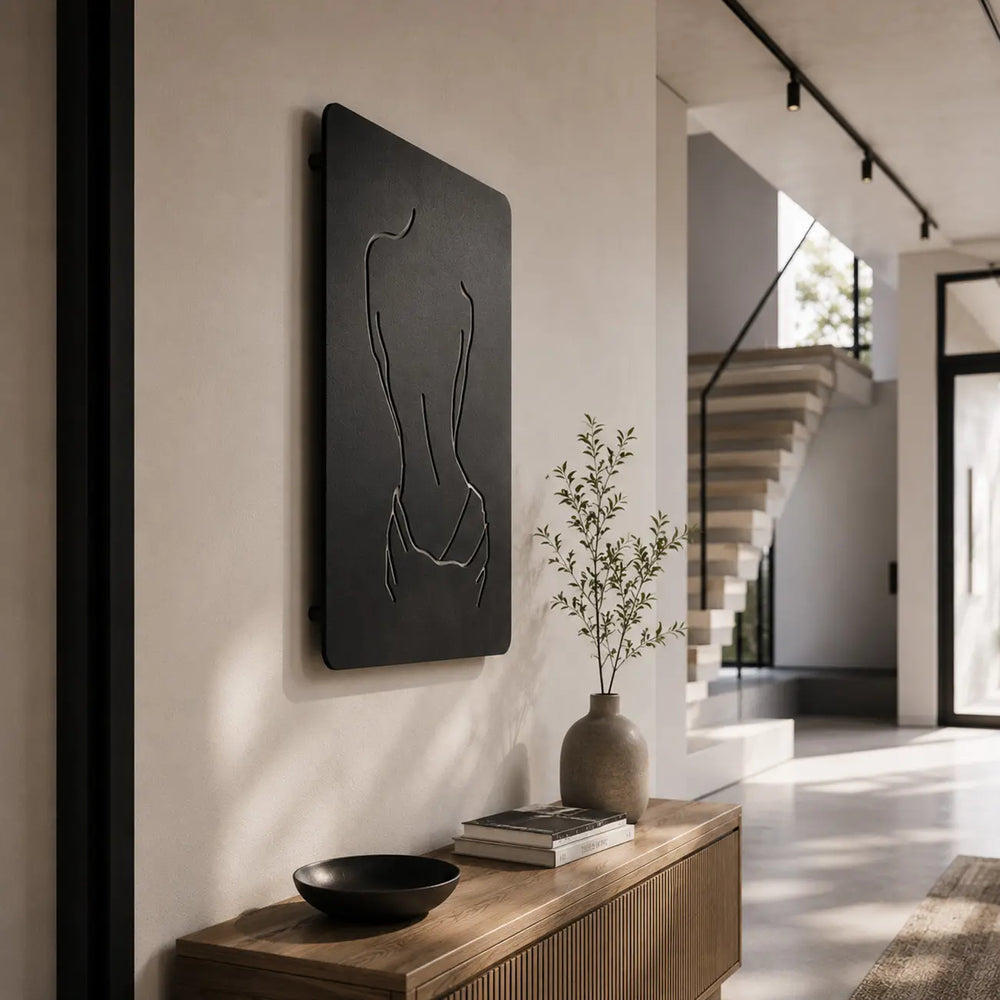 Elegante metalen wanddecoratie van een vrouwenrug. Een chique en moderne eyecatcher voor een stijlvolle binnenkomst in de hal of entree.