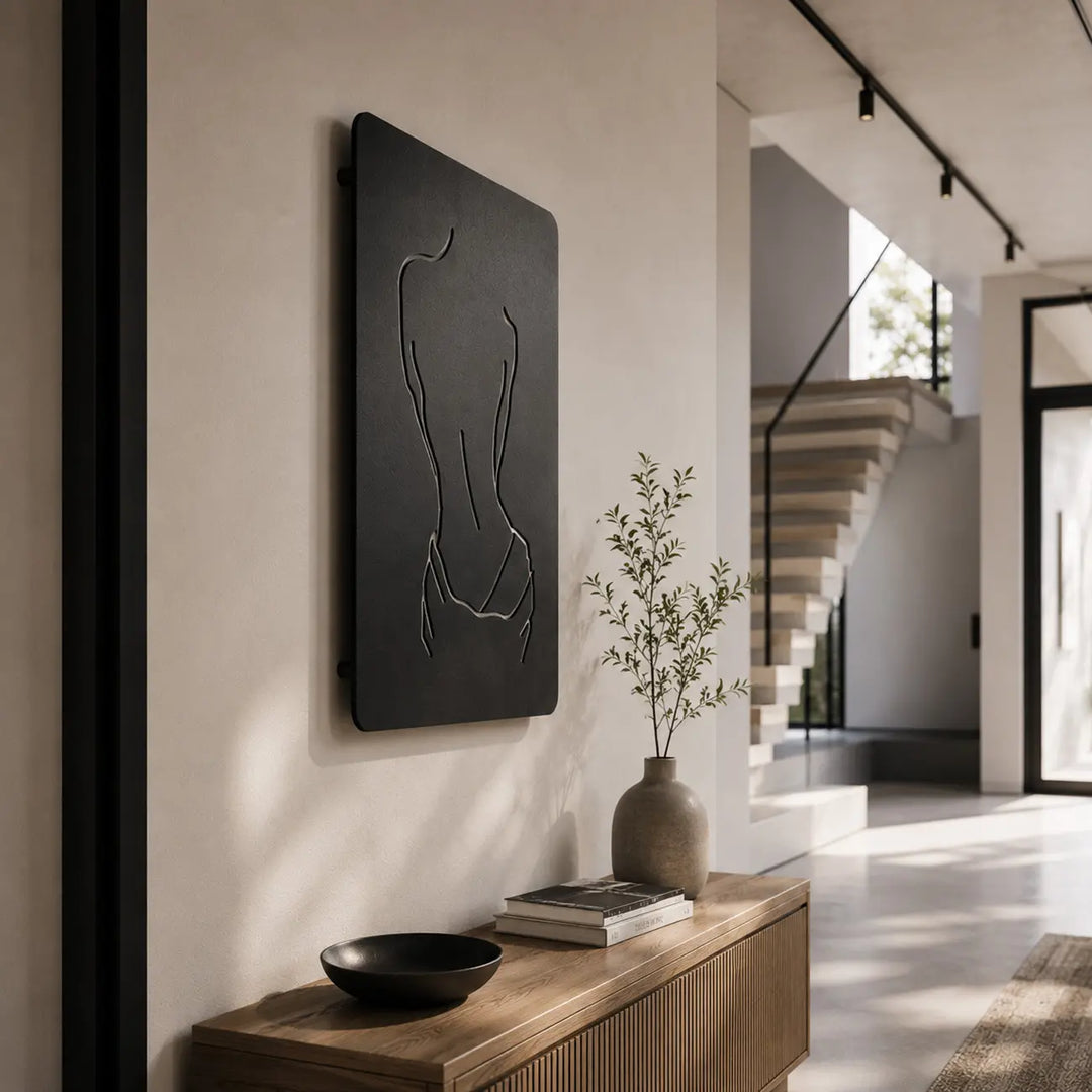 Elegante metalen wanddecoratie van een vrouwenrug. Een chique en moderne eyecatcher voor een stijlvolle binnenkomst in de hal of entree.