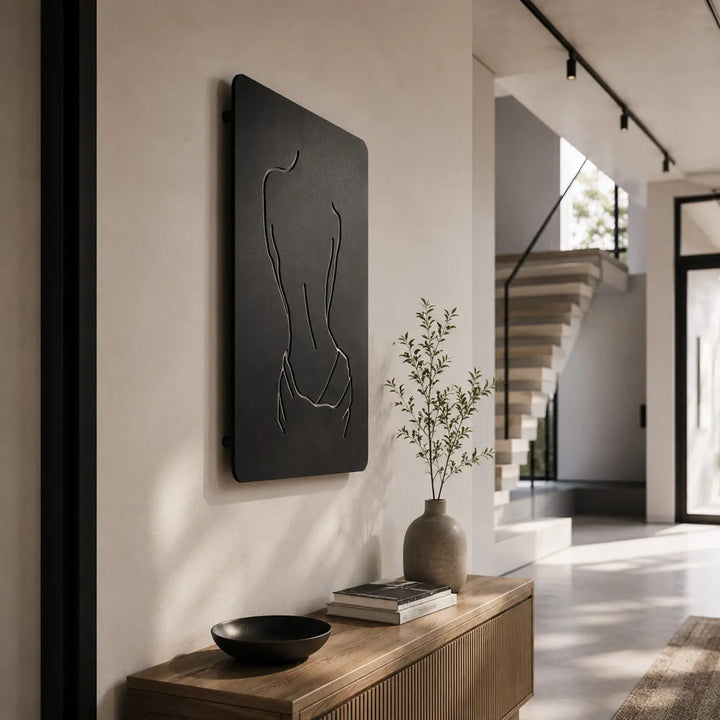 Elegante metalen wanddecoratie van een vrouwenrug. Een chique en moderne eyecatcher voor een stijlvolle binnenkomst in de hal of entree.